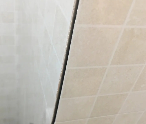 海拉尔瓷砖空鼓维修公司分享阳台瓷砖脱落的修复过程可以分为以下几个步骤